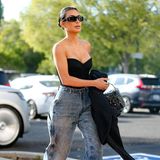 Ausgefallen! Kim Kardashian kreiert mit einer Baggy-Jeans einen absolut ausgefallenen Look. Zur lockeren Hose kombiniert sie eine enge Corsage und schafft damit einen spannenden Kontrast. Stilettos dazu und die Haare zurück – einfach edel! 