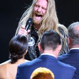 Der britische Singer-Songwriter Sam Ryder darf bei seinem mitreißenden Auftritt ganz nah an Meghan heran.