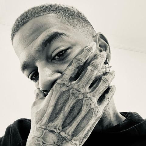 Es ist sein zehntes Motiv von Tattoo-Artist Docta Woo: Rapper Kid Cudi hat sich jetzt einfach die kompletten Fingerknöchel auf seinen Handrücken stechen lassen. Ganz getreu dem Motto: Wissen, was drin ist! 