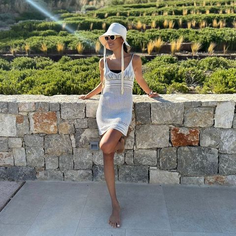 Mit einem älteren Foto träumt sich Ana Ivanovic zurück in den Sommer. Gänzlich in Weiß lehnt sie im angesagten Strick-Look mit Bucket-Hat und passender Statement-Sonnenbrille an der Mauer. Liebe zum Detail beweist sie mit ihren Fußnägeln, die sich in das klare Farbschema mit einbringen. "Ganz in Weiß im Sommer", schreibt sie zu der schönen Aufnahme. 