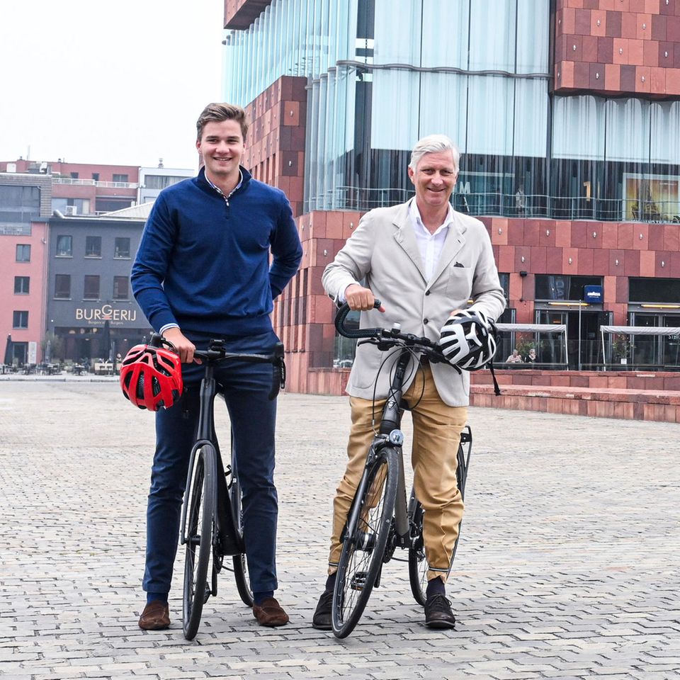 17. September 2023  Den autofreien Sonntag nutzen König Philippe und Prinz Gabriel für eine kleine Radtour durch Antwerpen. Ohne Autoverkehr fährt es sich für die Royals gleich viel entspannter durch die Stadt. 