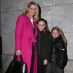 Zum 46. Geburtstag von Michelle Hunziker begleiten sie ihre Töchter Sole und Celeste zu den Feierlichkeiten. Während Mama in Pink erscheint, präferieren die Trussardi-Schwestern die Farbe Schwarz. 