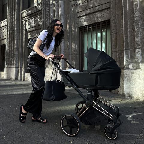 Anna Adamyan mit Kinderwagen