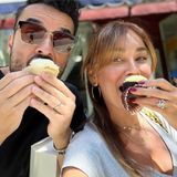 Ihren 18. Hochzeitstag haben Giovanni und Jana Ina Zarrella in New York gefeiert. Auf Instagram teilt Jana Ina nun einige Fotos von der gemeinsamen Reise und dabei wird klar, dass die Metropole kulinarisch viel zu bieten hat. Bei den Muffins der beliebten "Magnolia Bakery" konnte das Paar der süßen Versuchung nicht widerstehen. Die kleinen Kuchen sehen aber auch köstlich aus!