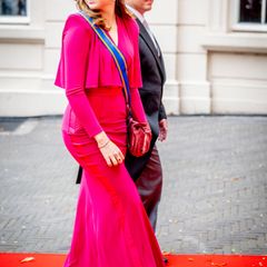 Als Hingucker in Pink erscheint Prinzessin Alexia beim Prinzentag. Im knalligen Kleid mit dezentem Cape-Detail und mit eleganten Locken begeistert sie bei der traditionellen Eröffnung des parlamentarischen Sitzungsjahres.