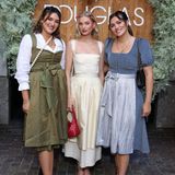 Auch lifestyle Bloggerin Anna Maria Damm ist auf der Wiesn zu sehen. Zusammen mit Elsa Hosk und ihrer Schwester Katharina Damm posiert sie vor der Douglas Wiesn Beauty Gaudi. Mit ihrem eher schlichten Dirndl ist sie elegant für das Event gekleidet.