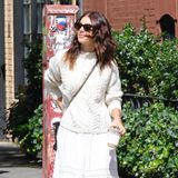 Camila Morrone zeigt, wie stylisch man Sommerlooks im Herbst tragen kann. Mit einem luftigen, weißen Maxirock und einem kuscheligen Strickpullover im selben Farbton genießt die Schauspielerin ihren Coffee-Walk in Manhattan. Dazu kombiniert Camila robuste Boots in Schwarz und eine gleichfarbige Chanel-Tasche sowie eine große Sonnenbrille.  So lässig und chic lässt sich ein morgendlicher Spaziergang definitiv genießen!