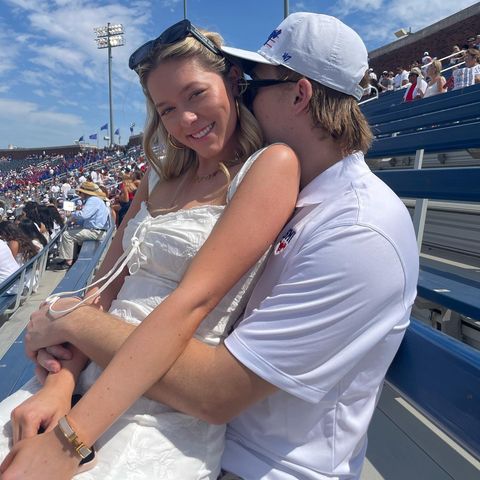 19. September 2023  Jaden Agassi, Sohn der Tennislegenden Andre Agassi und Steffi Graf, macht seiner Freundin auf Instagram eine Liebeserklärung. Dafür fliegen ihm die virtuellen Herzen nur so zu. Mit den Worten: "Ein wunderbares Jahr mit der Liebe meines Lebens. Ich freue mich auf viele weitere Jahre, die noch kommen werden", gratuliert er Catherine nämlich zum ersten Jahrestag und teilt dazu einige Aufnahmen, die das junge Paar ganz verliebt zeigen. Wie schön!