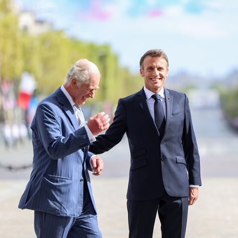 König Charles zeigt sich am ersten Tag seines Staatsbesuchs in Frankreich auf jeden Fall bester Laune. Ein gelungener Auftakt für Gastgeber Staatspräsident Emmanuel Macron. 