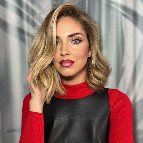 Alles, was Chiara Ferragni berührt, wird zum Trend! Und das wird sicherlich auch mit ihrem neuesten Make-up-Look der Fall sein. Die Unternehmerin präsentiert stolz rote Ombré-Lippen mit einem beeindruckenden Farbverlauf. Doch das Augen-Make-up in diesem Look sollte keineswegs unterschätzt werden. Der dramatische Wing-Liner ist die perfekte Mischung aus Dramatik und Eleganz und verleiht dem Look sofort eine einzigartige Note.