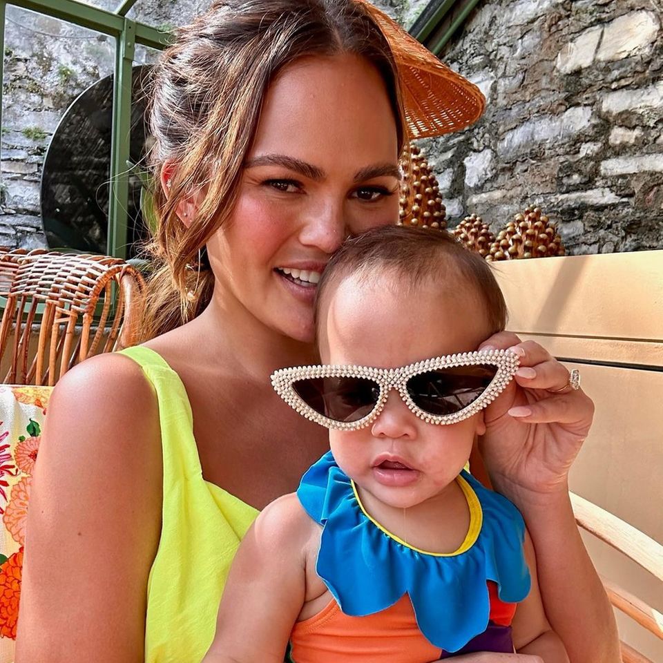 Chrissty Teigen und Baby Esti
