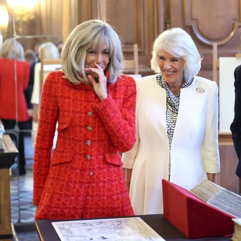 21. September 2023  Tag zwei ihres Staatsbesuchs in Frankreich startet das Königspaar getrennt voneinander. Königin Camilla besucht zusammen mit Brigitte Macron die Nationalbibliothek in Paris und die beiden Frauen haben dabei sichtlich Spaß. 