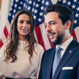 22. September 2023  Prinz Hussein ist in die USA gereist, um sich mit Kongressmitgliedern in Washington zu treffen. "Wir haben über die strategische Partnerschaft zwischen Jordanien und den USA, regionale Entwicklungen und die Zusammenarbeit im Bereich der Cybersicherheit gesprochen", schreibt der jordanische Royal zu seinen Fotos auf Instagram. Schön zu sehen, dass seine Ehefrau, Prinzessin Rajwa, den Prinzen auf diesem wichtigen Staatsbesuch begleitet. 