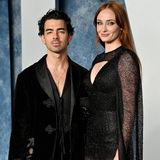 Erst waren es nur Gerüchte, jetzt steht es fest: Sophie Turner und Joe Jonas lassen sich nach vier Jahren Ehe scheiden – und das trotz zwei gemeinsamer Kinder. Die beiden Superstars machten ihre Beziehung 2016 öffentlich. Ein Jahr später folgte dann der Antrag. 2019 läuteten die Hochzeitsglocken in Las Vegas. 