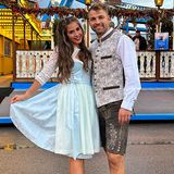 Bezaubernd und zünftig sehen Sarah Engels in ihrem hellblauen Dirndl mit weißer Spitze und auch Julian mit floraler Trachtenweste und Lederhosen aus.