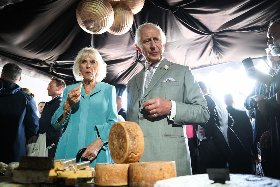 Einer kleinen Käseverköstigung kann das britische Königspaar nicht widerstehen.   1.5004