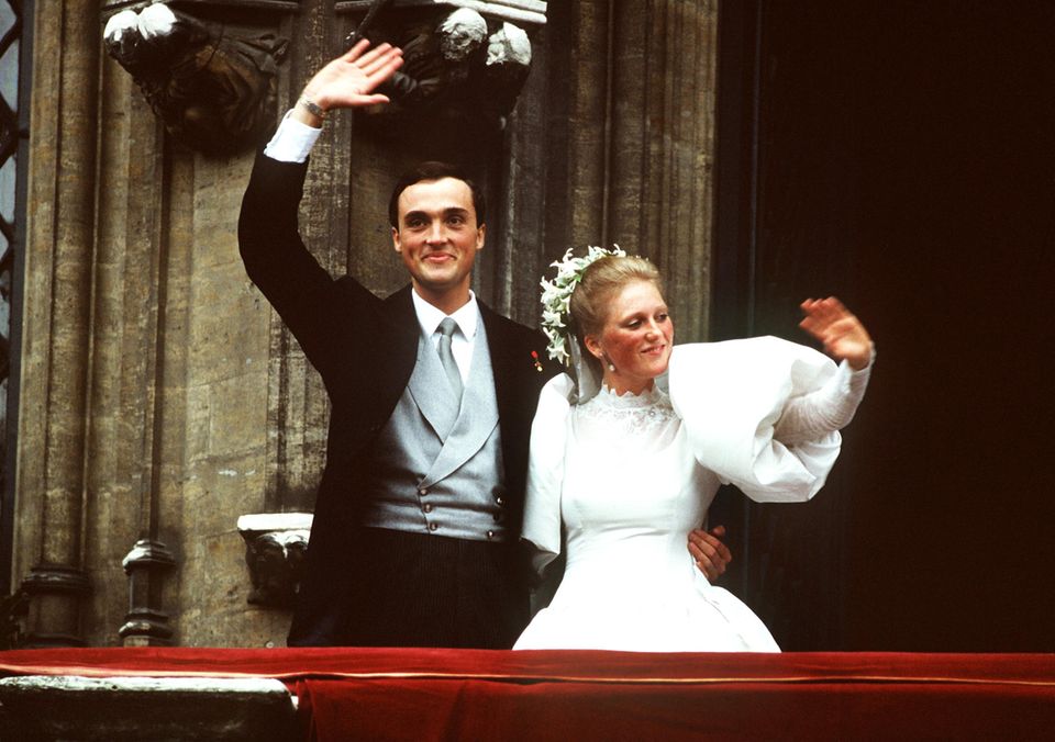 22. September 1984  Vor 39 Jahren heiraten der Erzherzog Lorenz von Habsburg-Este und Prinzessin Astrid in Brüssel. Die damals 23-jährige Nichte des belgischen Königs Badouin liegt mit den XXL-Puffärmeln und Spitzenkragen voll im Trend. Aber nicht nur die voluminösen Ärmel ihres Brautkleids sind beeindruckend.