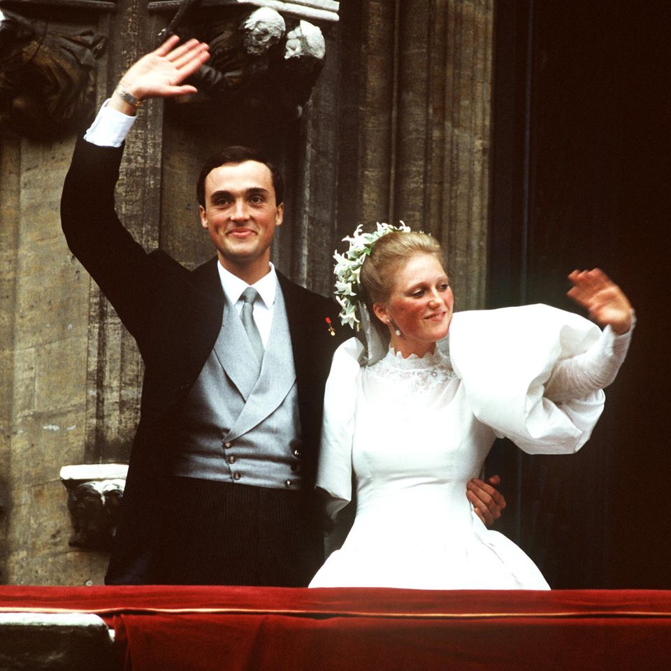 22. September 1984  Vor 39 Jahren heiraten der Erzherzog Lorenz von Habsburg-Este und Prinzessin Astrid in Brüssel. Die damals 23-jährige Nichte des belgischen Königs Badouin liegt mit den XXL-Puffärmeln und Spitzenkragen voll im Trend. Aber nicht nur die voluminösen Ärmel ihres Brautkleids sind beeindruckend.