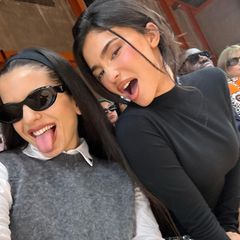 Mit diesem Selfie versüßen sich Kylie Jenner und Sängerin Rosalía die Wartezeit vor der Fashion Show von Prada. Der Entstehungsmoment des Bildes wurde übrigens von anderen Gästen der Veranstaltung aufgenommen, weshalb ihre Fans schon sehnlichst auf das Ergebnis gewartet haben, was aber dank des Posts der Musikerin nicht lange gedauert hat. Schließlich ist das Foto auch super schön geworden.
