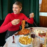 Pommes, Tomate-Mozzarella oder doch lieber Pasta? Sofia Richie Grainge hat den Tisch voll und den Magen nach diesem leckeren Dinner sicherlich auch. Zuerst zur Pasta zur greifen ist definitiv eine gute Wahl, denn die sieht einfach nur köstlich aus. 