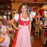 Ein Prosit! Simone Ballack scheint den Spaß in den Händen zu halten ist zu Gast bei der Ladies Red Wiesn. Gemäß dem Motto wählt sie ein rotes Dirndl und stylt dazu spitze rote Ledersteifeletten. Das Make-up darf dafür dezent bleiben.