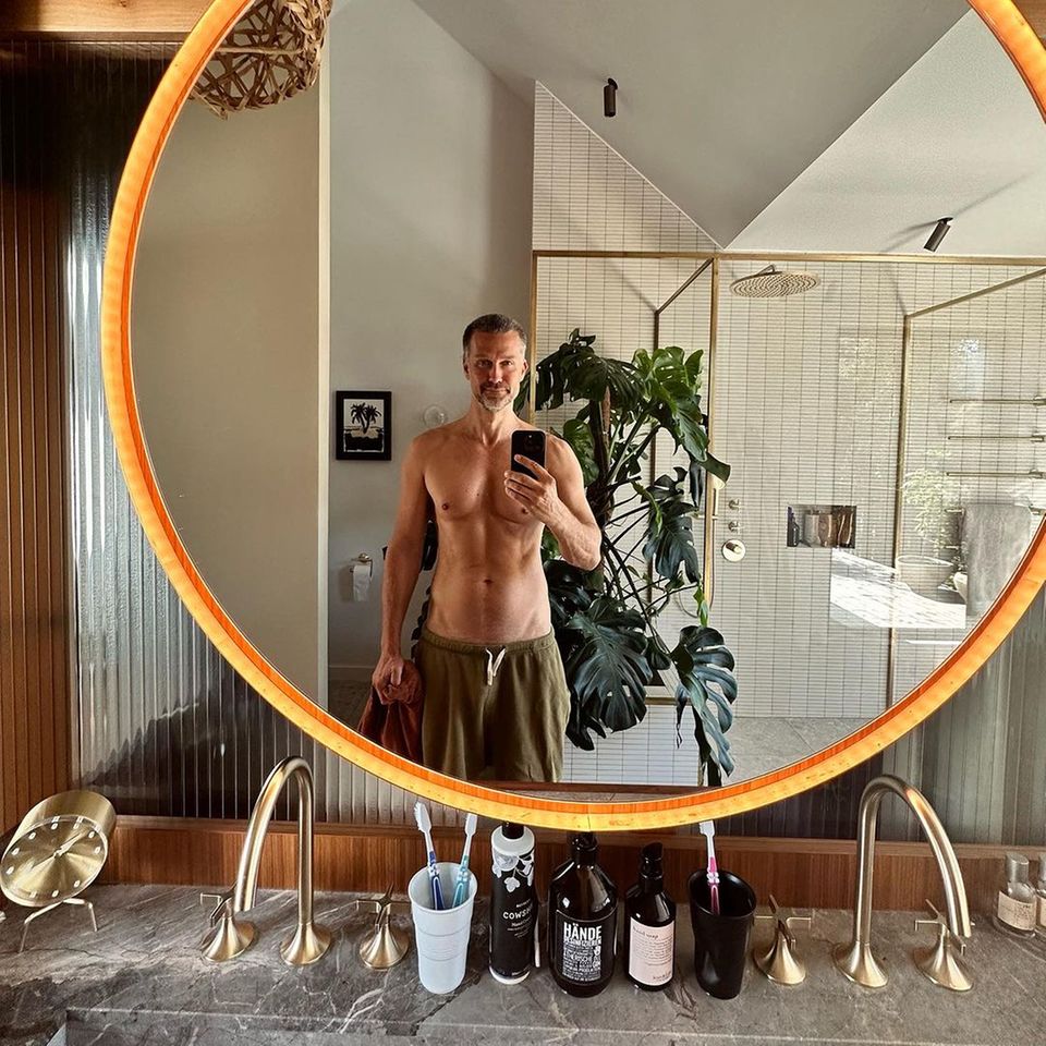 Dass Wayne Carpendale sich fit hält, ist bekannt. Wie durchtrainiert er aber wirklich ist, das zeigt er uns mit diesem Selfie. Sixpack und trainierte Oberarme – das Fitness-Level kann sich sehen lassen. "Mein OnlyFans-Account wär dann soweit", witzelt der Schauspieler unter dem Mucki-Bild. Aber wir geben recht: Mit dem Aussehen ließe sich bestimmt was verdienen.    