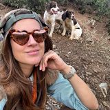 Cleo zu Oettingen-Spielberg genießt den spanischen September mit zwei süßen Vierbeinern an ihrer Seite. Auf Instagram teilt sie dieses Selfie, auf dem die beiden Hunde ganz entspannt im Hintergrund zu sehen sind, ähnlich lässig wie sie selbst. Die herzförmige Sonnenbrille unterstreicht die Liebe, die sie sicherlich für die Fellnasen empfinden dürfte. 