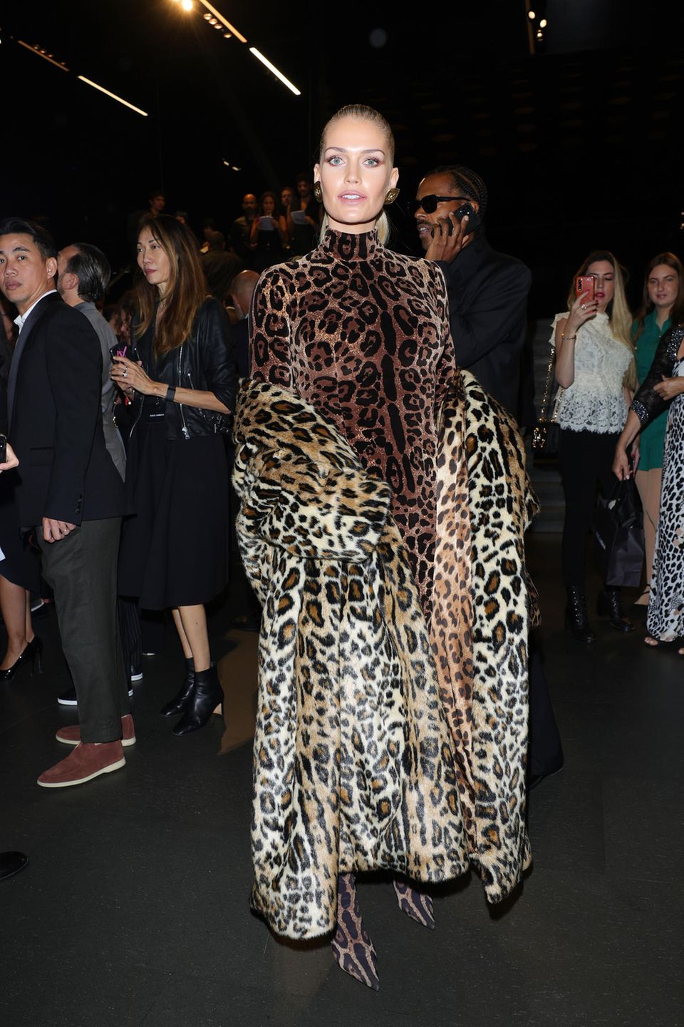 Als Markenbotschafterin von Dolce & Gabbana darf sie natürlich nicht bei der Frühjahr/Sommershow des italienischen Modelabels in Mailand fehlen. Von Kopf bis Fuß in Leomuster gehüllt, wird Lady Kitty Spencer im Wildkatzenbody, -mantel und passenden Stiefeletten zum Blickfang vor der Modenschau. Die Nichte von Lady Diana so gibt bereits einen Vorgeschmack auf die neue Kollektion.