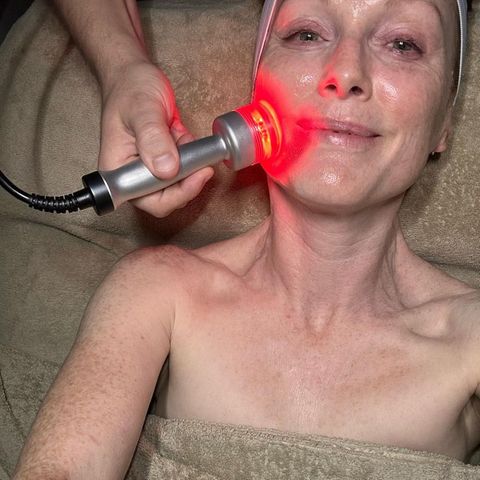 Bevor es für Julianne Moore auf die nächste Reise geht, sieht nochmal rot – aber nur für was Falten und Pickelmale angeht. Die Schauspielerin probiert sich an der angesagten LED-Therapie und eliminiert mithilfe von Rot- und Nahinfrarotstrahlen unerwünschte Beautymakel, wie sie mit ihren Fans auf Instagram teilt. Da kanns ja entspannt in den Urlaub gehen.