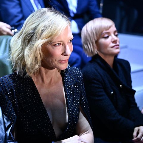 Hochkonzentriert begutachten Juliette Binoche, Cate Blanchett und Lily Allen (v.l.) die neuesten Kreationen von Giorgio Armani.