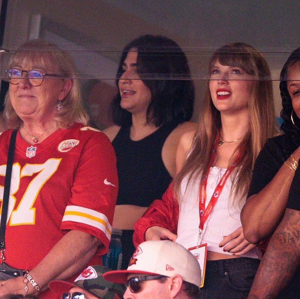Taylor Swift und Travis Kelces Mutter, Donna Kelce (l.), feuern auf der Tribüne die Kansas City Chiefs an.