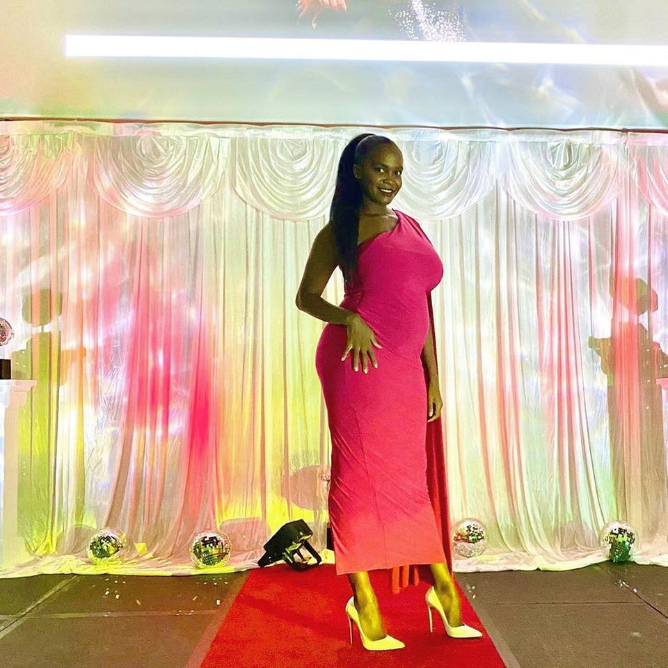 Vor gerade einmal wenigen Wochen verkündete Oti Mabuse ihre Schwangerschaft. Der Babybauch der talentierten Profitänzerin kann sich jedoch schon jetzt mehr als sehen lassen! In einem atemberaubenden, knallpinken Abendkleid posiert die Schwester von Motsi Mabuse und begleitet das Bild mit den Worten: "Ich lerne gerade, wie man den Babybauch kleidet." Es scheint, als meistere sie diese Aufgabe bereits mit beeindruckendem Erfolg!   