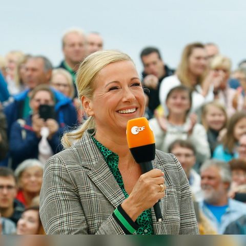Andrea Kiewel ist im "ZDF-Fernsehgarten" immer wieder unvorhersehbaren Ereignissen ausgesetzt.