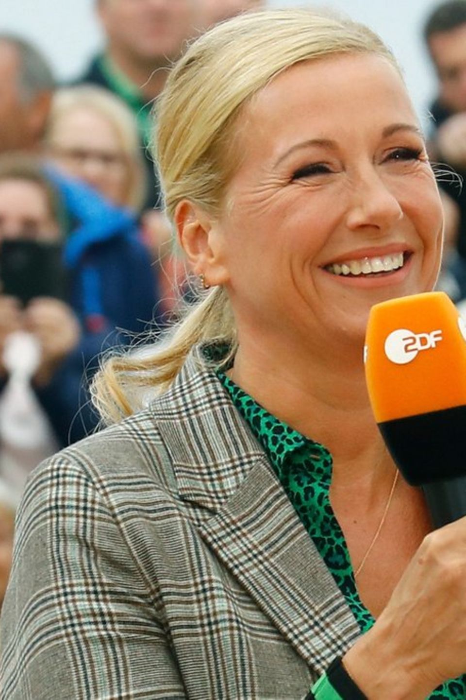 Andrea Kiewel ist im "ZDF-Fernsehgarten" immer wieder unvorhersehbaren Ereignissen ausgesetzt.