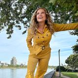 RTL-Moderatorin Katja Burkard freut sich über das Sommer-Comeback in Köln, und auch wenn ihr stylischer Cord-Jumpsuit und braune Retro-Boots schön toll in den Herbst passen, verbreitet das Sonnengelb ihres Styles noch mal richtig sommerliche Stimmung.