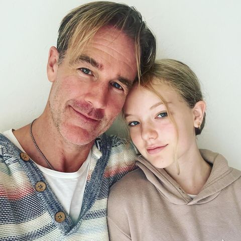 Zum Geburtstag von Tochter Olivia wird James Van Der Beek ganz emotional: Schwer zu glauben, dass sein Sprössling schon 13 Jahre alt wird. "Ich liebe dich für alles, was du bist, und für alles, was du werden wirst", schreibt er liebevoll zu seinem Post auf Instagram. Außerdem ist der stolze Papa froh, dass seine Tochter ihn immer noch witzig findet. Das ist schließlich nicht selbstverständlich für einen coolen Teenager. 