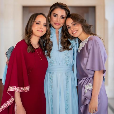26. September 2023  Prinzessin Salma und Prinzessin Iman von Jordanien feiern heute und morgen ihren 23. bzw. 27. Geburtstag. Dies nimmt Königin Rania zum Anlass und gratuliert ihren wunderbaren Töchtern auf Instagram zum Ehrentag: "Von ganzem Herzen! Herzlichen Glückwunsch zum Geburtstag an meine lieben Töchter, ich schätze euch jeden Tag mehr und mehr". Auch wir wünschen den Prinzessinnen alles Gute! 
