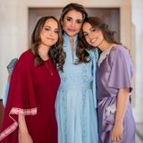 26. September 2023 Prinzessin Salma und Prinzessin Iman von Jordanien feiern heute und morgen ihren 23. bzw. 27. Geburtstag. Dies nimmt Königin Rania zum Anlass und gratuliert ihren wunderbaren Töchtern auf Instagram zum Ehrentag: "Von ganzem Herzen! Herzlichen Glückwunsch zum Geburtstag an meine lieben Töchter, ich schätze euch jeden Tag mehr und mehr". Auch wir wünschen den Prinzessinnen alles Gute! 