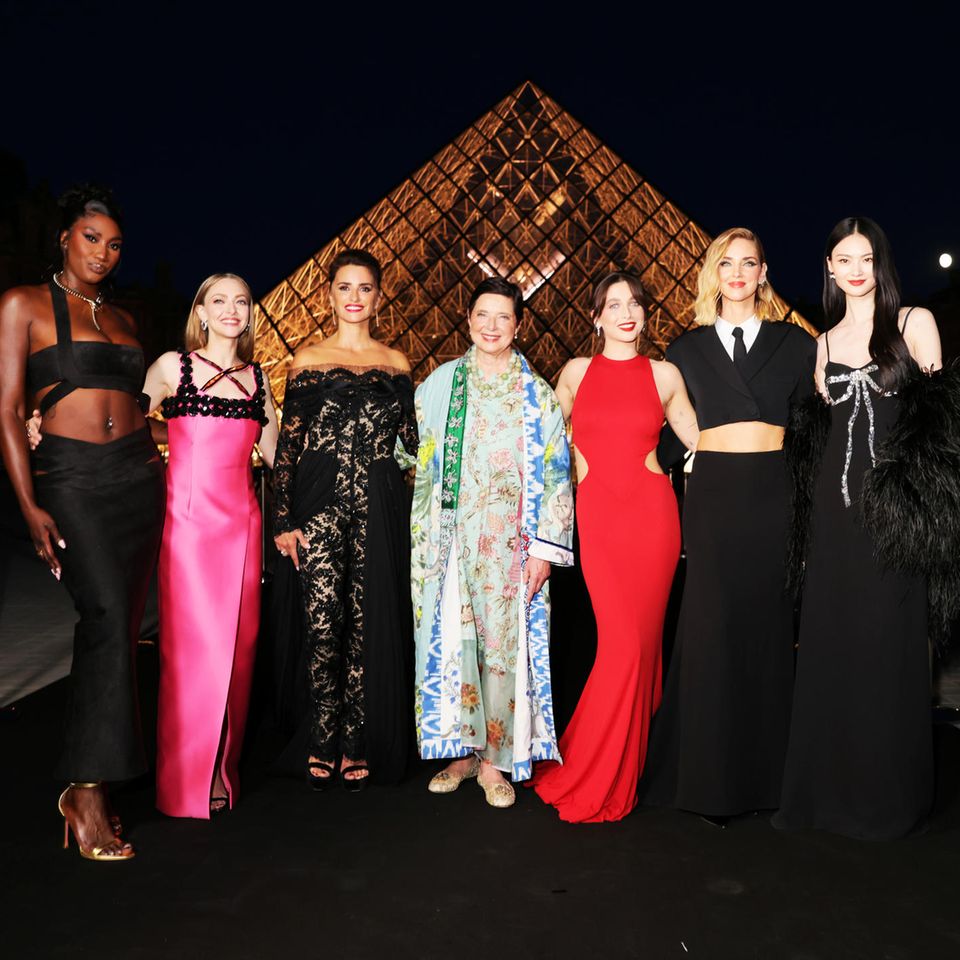 Und noch viel mehr Style-Stars feiern die "Nacht im Museum": Aya Nakamura, Amanda Seyfried, Penélope Cruz, Isabella Rossellini, Emma Chamberlain, Chiara Ferragni und He Cong strahlen schöner als die beleuchtete Glaspyramide im Innenhof des Louvre.