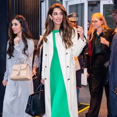 Nachdem Amal Clooney während der Filmfestspiele von Venedig mehrmals in glamourösen Looks an der Seite von Ehemann George aufgetreten ist, steht für sie jetzt wieder Arbeit auf der Agenda: Für ein Treffen im Hauptquartier der Vereinten Nationen wählt sie ein Hingucker-Kleid in knalligem Grün über das sie einen dünnen cremeweißen Mantel wirft. 
