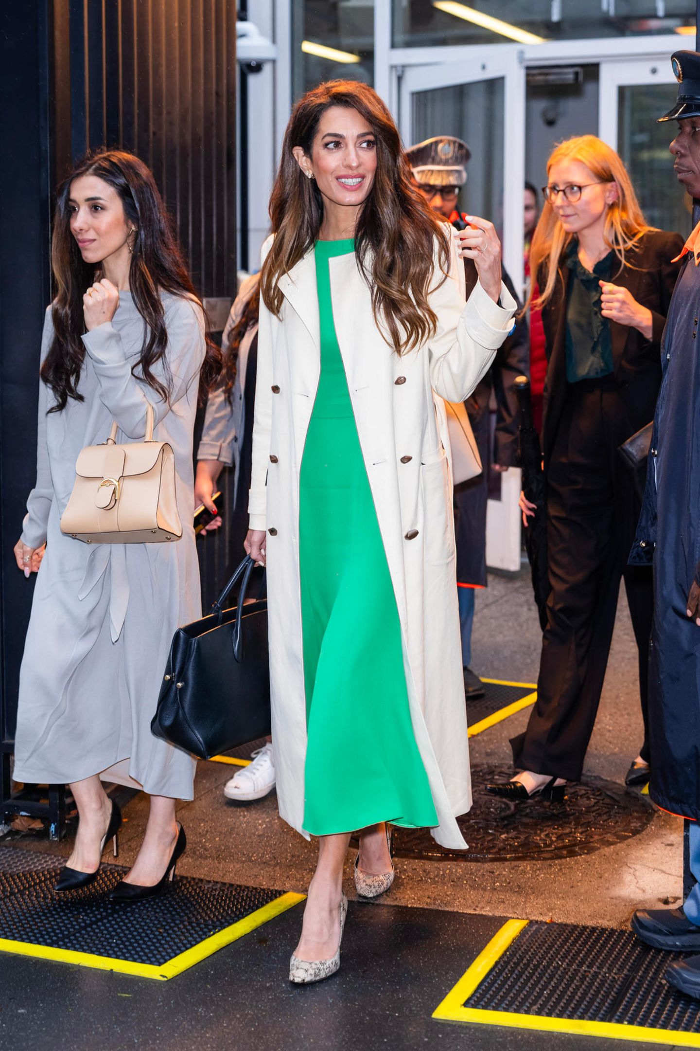 Nachdem Amal Clooney während der Filmfestspiele von Venedig mehrmals in glamourösen Looks an der Seite von Ehemann George aufgetreten ist, steht für sie jetzt wieder Arbeit auf der Agenda: Für ein Treffen im Hauptquartier der Vereinten Nationen wählt sie ein Hingucker-Kleid in knalligem Grün über das sie einen dünnen cremeweißen Mantel wirft. 