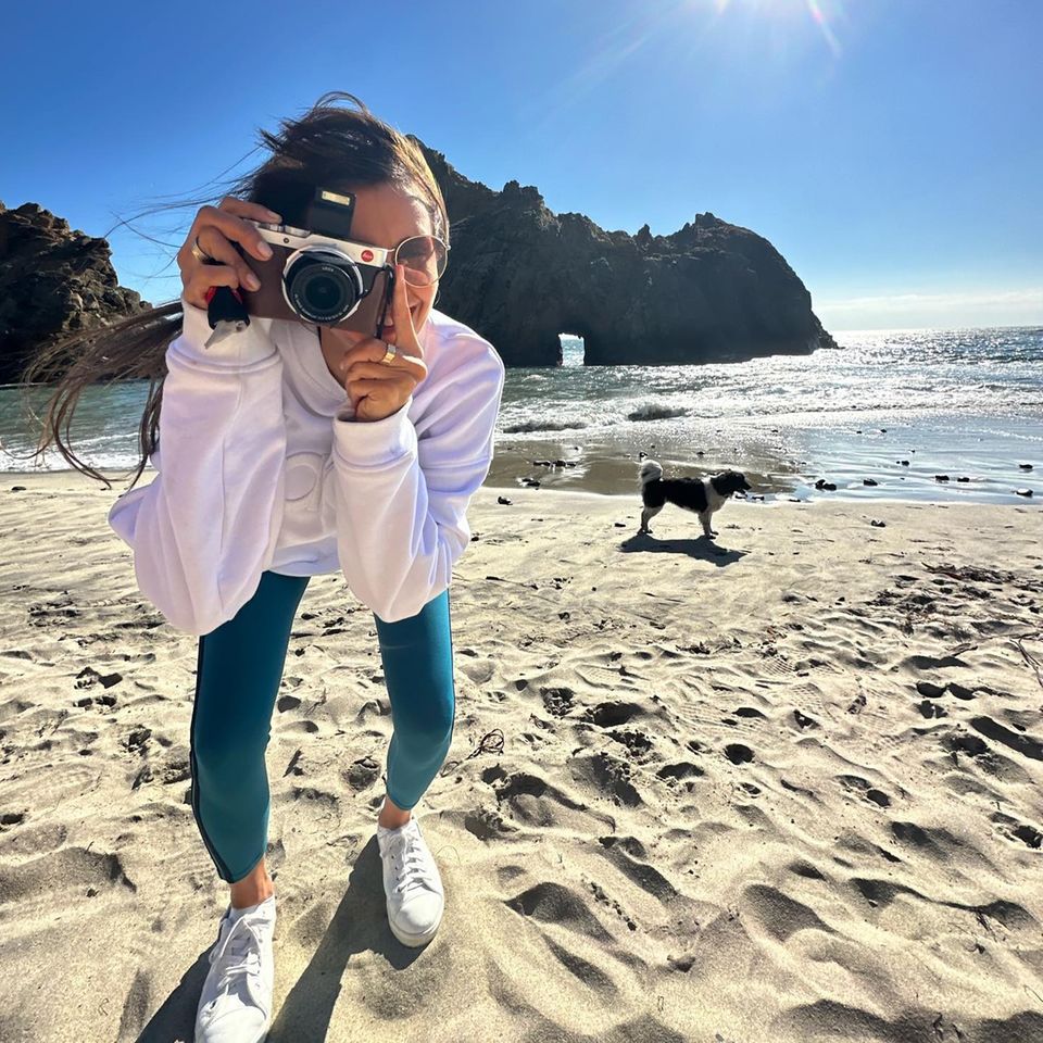 Bei diesem Foto spürt man förmlich die salzige Meeresluft durchs Haar wehen. Schauspielerin Nina Dobrev erkundet den berühmten Küstenstreifen "Big Sure" in Kalifornien mit der Kamera und teilt die schönen Aufnahmen auf Instagram. Ganz zur Freude ihrer Fans. 