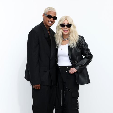 Alexander Edwards und Cher schnuppern nach Balmain erneut Fashion-Week-Luft in Paris. Bei Givenchy setzen beide auf die modische Kraft von Blazern. Die Haare in kühlem Blond und die dunklen Sonnenbrillen auf der Nase – et voilà, fertig ist der Partnerlook. So stylisch kann ein Liebescomeback sein! 