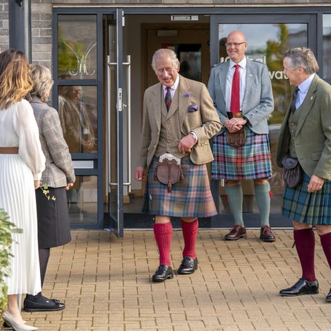 29. September 2023  König Charles besucht am Freitag den Global Underwater Hub in Westhill, Schottland. Bei seiner Ankunft zeigt sich der britische Royal bester Laune. 