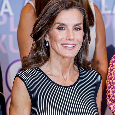 Königin Letizia eröffnet einen Kongress in Málaga und hat sich zu diesem Anlass in Schale geschmissen. Lidschatten in glitzerndem Rosé lässt ihren Blick wach wirken, ihr Teint strahlt. 