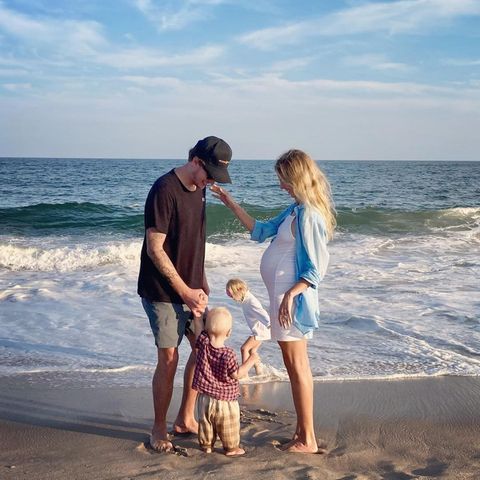 Paris und Nicky Hilton werden erneut Tanten! Die Familie ihres Bruders Barron vergrößert sich, denn Ehefrau Tessa Hilton ist wieder schwanger. Das teilt sie ihren 1,3 Millionen Instagram-Follower:innen mit einem ersten Babybauchbild und den Worten "Unser dritter kleiner Engel ist auf dem Weg" mit. Wie schön!
