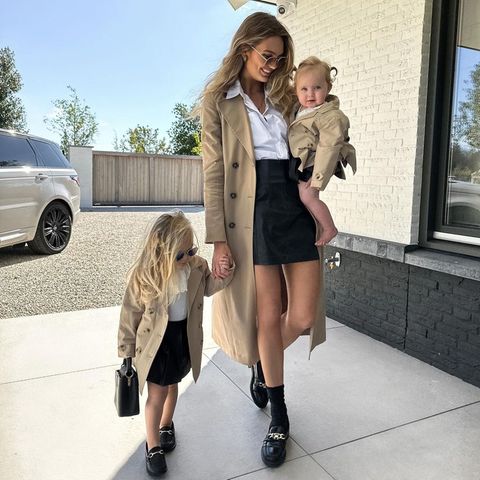 Romee Strijd mit Töchtern Mint und June
