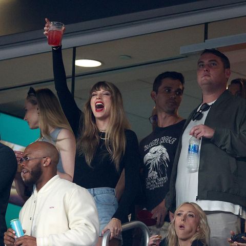 Ausgelassen und völlig aus dem Häuschen zeigt sich Taylor Swift beim Football-Spiel der Kansas City Chiefs gegen die New York Jets. Nachdem der Popstar schon einige Tage zuvor beim Heimspiel der Chiefs das Team und besonders den Football-Spieler Travis Kelce frenetisch anfeuerte, besucht die Sängerin in New York City das nächste Match des Football-Teams. Zusammen mit Freundin Sophie Turner hat sie mächtig Spaß. Neben dem "Game of Thrones"-Star zeigen sich auch weitere Stars an der Seite der Musikerin …