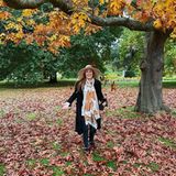 Der Herbst ist da! Jane Seymour scheint ein großer Fan dieser Jahreszeit zu sein. Freudestrahlend schreitet sie in einem Park durch gefallenes Laub und verrät ihren Fans, dass sie für die Grusel-Saison samt Halloween bereit ist.