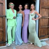 Für eine Hochzeit auf Ibiza setzt Model Alessandra Ambrosio auf ein perlenbesetztes Kleid in Pastelllila. Was für ein Look! Auch Matheus Mazzafera (l.), Fernanda Motta (2.v.l.) und Ana Beatriz Barros El Chiaty (r.) haben sich farblich perfekt an ihr Pastell-Outfit angepasst.